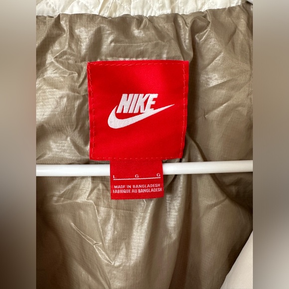 Nike women’s puffer vest - like new! Size L - Picture 3 of 5